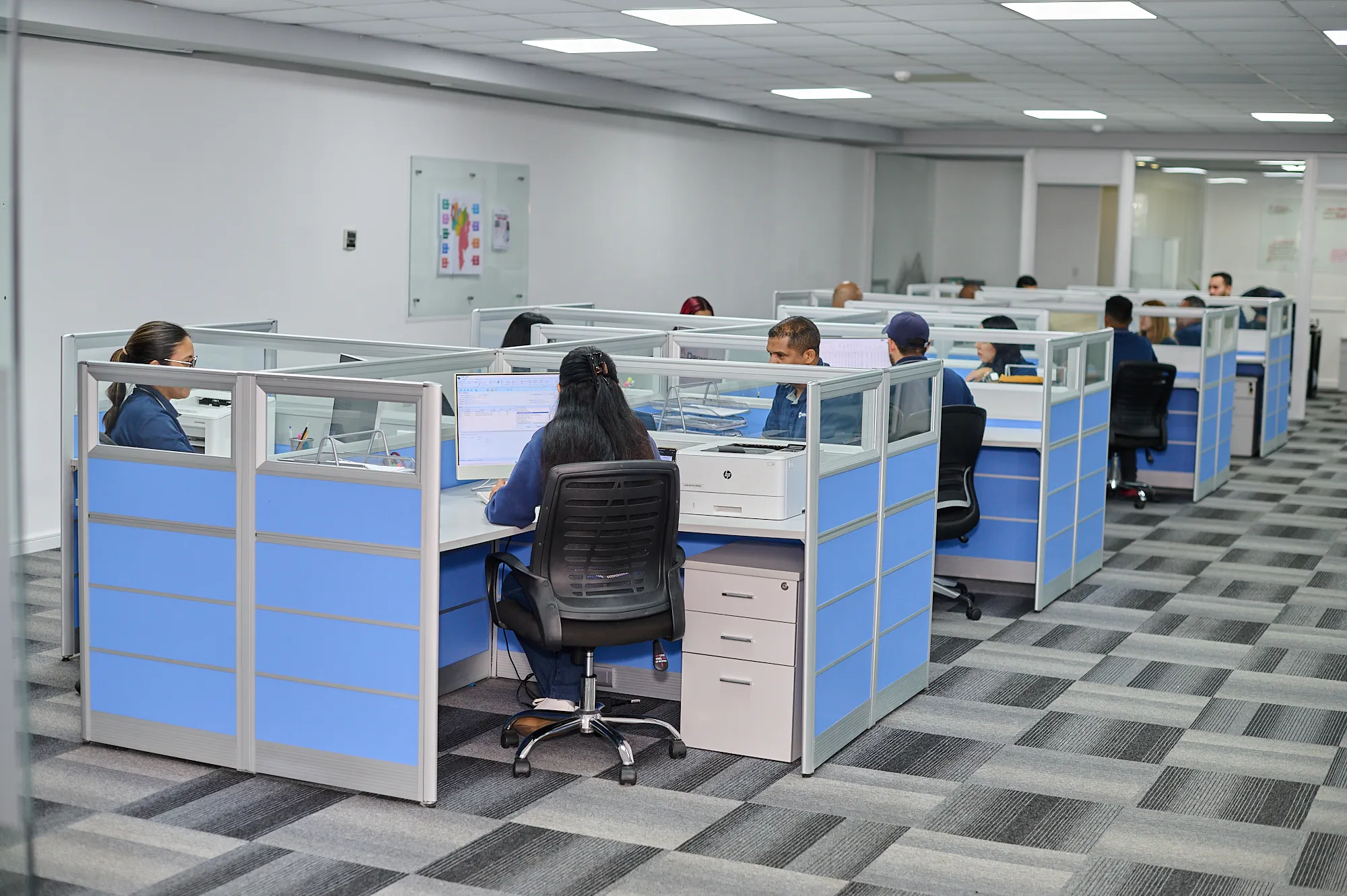 Equipo Dromorro trabajando en oficina